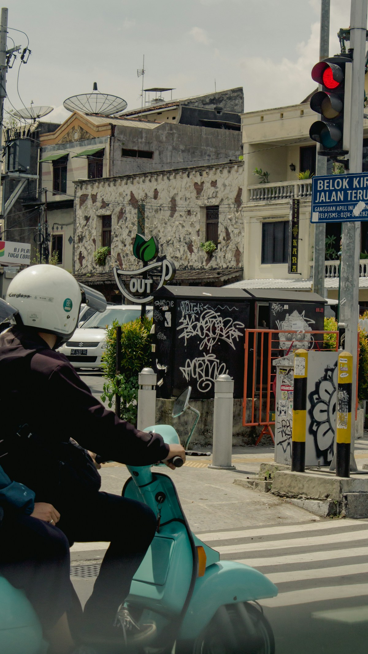 Pengendara motor listrik di jalan kota